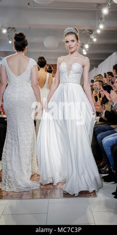 New York, USA. Apr 12, 2018. La piste de marche modèles au défilé de Théia au cours de New York suite nuptiale semaine au Théia Showroom, Manhattan Crédit : Sam Aronov/Alamy Live News Banque D'Images