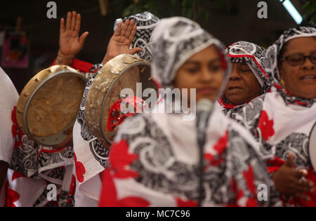 Les membres de la bande, d'un femmes Deeba bande soufi de l'Océan Indien, l'île française de Mayotte, effectuer au cours de la fête de Nabi Musa, sur un site que l'on croit être la tombe de Moïse, près de la ville cisjordanienne de Jéricho, 13 avril 2018. Nabi Musa (prophète Moïse) est un 7-journée fête religieuse célébrée chaque année par les Musulmans palestiniens, centrée sur les pèlerinage de Jérusalem à ce qu'est le tombeau de Moïse. Photo : Ayman Nobani/dpa Banque D'Images