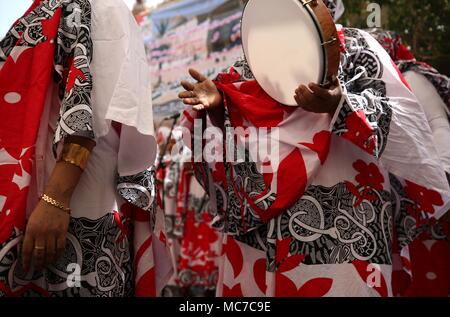 Les membres de la bande, d'un femmes Deeba bande soufi de l'Océan Indien, l'île française de Mayotte, effectuer au cours de la fête de Nabi Musa, sur un site que l'on croit être la tombe de Moïse, près de la ville cisjordanienne de Jéricho, 13 avril 2018. Nabi Musa (prophète Moïse) est un 7-journée fête religieuse célébrée chaque année par les Musulmans palestiniens, centrée sur les pèlerinage de Jérusalem à ce qu'est le tombeau de Moïse. Photo : Ayman Nobani/dpa Banque D'Images