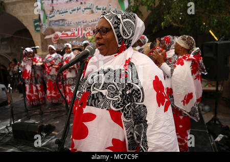 Les membres de la bande, d'un femmes Deeba bande soufi de l'Océan Indien, l'île française de Mayotte, effectuer au cours de la fête de Nabi Musa, sur un site que l'on croit être la tombe de Moïse, près de la ville cisjordanienne de Jéricho, 13 avril 2018. Nabi Musa (prophète Moïse) est un 7-journée fête religieuse célébrée chaque année par les Musulmans palestiniens, centrée sur les pèlerinage de Jérusalem à ce qu'est le tombeau de Moïse. Photo : Ayman Nobani/dpa Banque D'Images