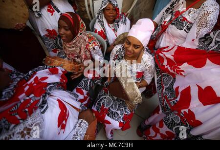 Les membres de la bande, d'un femmes Deeba bande soufi de l'Océan Indien, l'île française de Mayotte, effectuer au cours de la fête de Nabi Musa, sur un site que l'on croit être la tombe de Moïse, près de la ville cisjordanienne de Jéricho, 13 avril 2018. Nabi Musa (prophète Moïse) est un 7-journée fête religieuse célébrée chaque année par les Musulmans palestiniens, centrée sur les pèlerinage de Jérusalem à ce qu'est le tombeau de Moïse. Photo : Ayman Nobani/dpa Banque D'Images