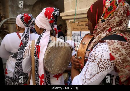 Les membres de la bande, d'un femmes Deeba bande soufi de l'Océan Indien, l'île française de Mayotte, effectuer au cours de la fête de Nabi Musa, sur un site que l'on croit être la tombe de Moïse, près de la ville cisjordanienne de Jéricho, 13 avril 2018. Nabi Musa (prophète Moïse) est un 7-journée fête religieuse célébrée chaque année par les Musulmans palestiniens, centrée sur les pèlerinage de Jérusalem à ce qu'est le tombeau de Moïse. Photo : Ayman Nobani/dpa Banque D'Images