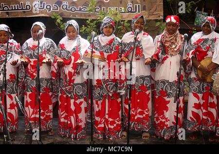 Les membres de la bande, d'un femmes Deeba bande soufi de l'Océan Indien, l'île française de Mayotte, effectuer au cours de la fête de Nabi Musa, sur un site que l'on croit être la tombe de Moïse, près de la ville cisjordanienne de Jéricho, 13 avril 2018. Nabi Musa (prophète Moïse) est un 7-journée fête religieuse célébrée chaque année par les Musulmans palestiniens, centrée sur les pèlerinage de Jérusalem à ce qu'est le tombeau de Moïse. Photo : Ayman Nobani/dpa Banque D'Images