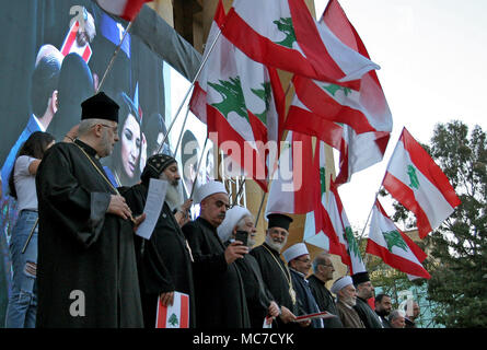 Beyrouth, Liban. 13 avr, 2018. Les membres du clergé libanais de différentes sectes religieuses réciter une parole d'honneur de protéger le pays de toute future conflits sur le 43e anniversaire du début de la guerre civile libanaise, au Musée National de Beyrouth, à Beyrouth, Liban, le 13 avril 2018. La guerre civile libanaise a commencé le 13 avril 1975 et a pris fin le 13 octobre 1990, au cours duquel au moins 150 000 personnes ont été tués, et au moins un million d'autres ont fui le pays. Credit : Marwan Naamani/afp/Alamy Live News Banque D'Images