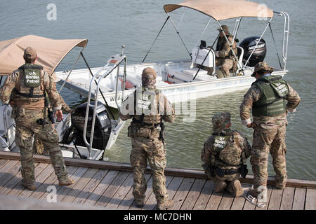 Agents de patrouille frontalière des États-Unis sur la surveillance des droits sur le fleuve Rio Grande, juste en face de la frontière du Mexique au cours des opérations de sécurité dans le Texas. Banque D'Images