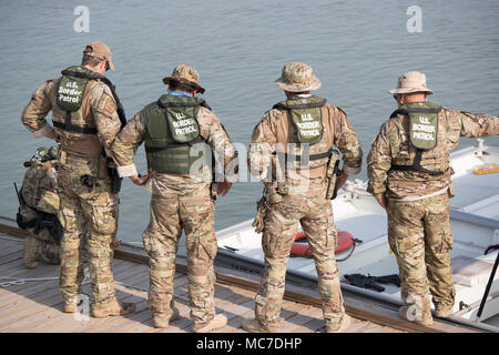 Agents de patrouille frontalière des États-Unis sur la surveillance des droits sur le fleuve Rio Grande, juste en face de la frontière du Mexique au cours des opérations de sécurité dans le Texas. Banque D'Images