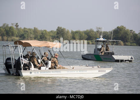 Agents de patrouille frontalière des États-Unis sur la surveillance des droits sur le fleuve Rio Grande, juste en face de la frontière du Mexique au cours des opérations de sécurité dans le Texas. Banque D'Images