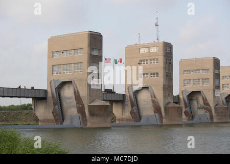 Barrage Anzalduas sur le fleuve Rio Grande, sur la frontière internationale entre les États-Unis et le Mexique est un point de passage préféré pour les franchissements clandestins de migrants et des médicaments au sud de McAllen, Texas. Banque D'Images