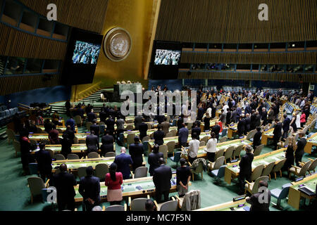 New York, États-Unis, 13 avril 2018. Les gens à observer une minute de silence lors d'un événement pour commémorer la Journée internationale de réflexion sur le génocide au Rwanda, au siège des Nations Unies à New York, le 13 avril 2018. Source : Xinhua/Alamy Live News Banque D'Images