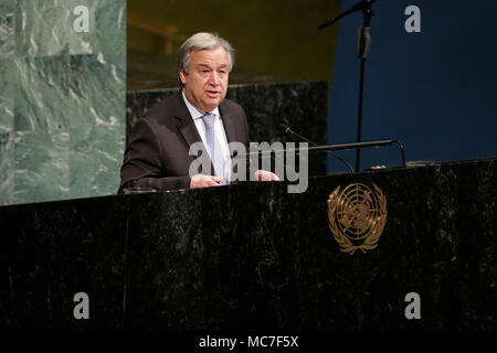 New York, États-Unis, 13 avril 2018. Le Secrétaire Général des Nations Unies, Antonio Guterres parle pendant un événement pour commémorer la Journée internationale de réflexion sur le génocide au Rwanda, au siège des Nations Unies à New York, le 13 avril 2018. Source : Xinhua/Alamy Live News Banque D'Images
