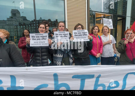 Londres, Royaume-Uni. 13 avril 2018. Un groupe d'hôpitaux de l'ensemble du personnel du NHS London posent pour une photo après avoir brièvement l'organisation d'une occupation symbolique de l'entrée du ministère de la Santé à Victoria St de montrer leur opposition au projet d'accord salarial pour l'ensemble du personnel du NHS à l'exception des médecins, dentistes et de très hauts responsables. Crédit : Peter Marshall/Alamy Live News Banque D'Images