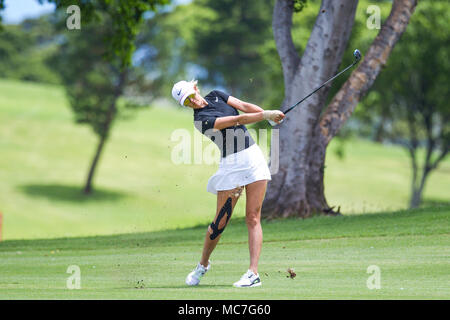 13 avril 2018 - Michelle Wie hits son tir d'approche au 18e trou lors de la troisième ronde de la Lotte Championship présenté par Hershey à Ko Olina Golf Club à Kapolei, HI Banque D'Images