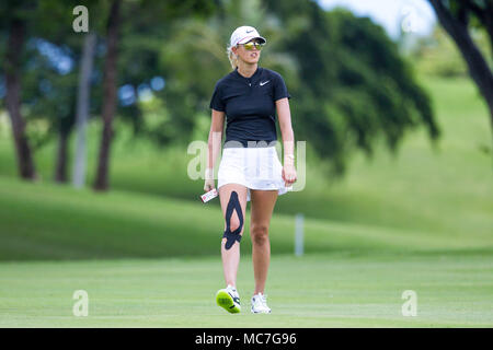 13 avril 2018 - Michelle Wie promenades sur le fairway 18e trou lors de la troisième ronde de la Lotte Championship présenté par Hershey à Ko Olina Golf Club à Kapolei, HI Banque D'Images