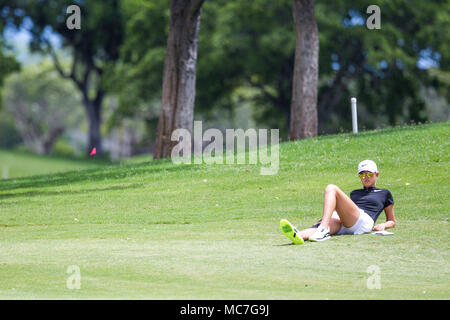 13 avril 2018 - Michelle Wie détend au 18e trou trou au cours de la troisième série de la Lotte Championship présenté par Hershey à Ko Olina Golf Club à Kapolei, HI Banque D'Images