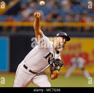 Saint Petersburg, Florida, USA. 13 avr, 2018. JIM DAMASKE | fois.Soleil cruche Jake Faria (34) throws pendant le jeu des rayons contre les Phillies au Tropicana Field vendredi soir 4/13/2018. Crédit : Jim Damaske/Tampa Bay Times/ZUMA/Alamy Fil Live News Banque D'Images