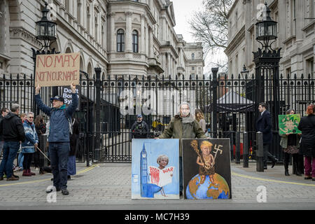 Londres, Royaume-Uni. 13 avril 2018. Démonstration par des manifestants anti-guerre organisée par Coalition contre la guerre ont organisé en face de Downing Street a proposé des frappes aériennes contre la Syrie. Crédit : Guy Josse/Alamy Live News Banque D'Images