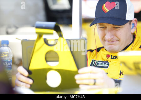 Bristol, Tennessee, USA. 13 avr, 2018. 13 avril 2018 - Bristol, Tennessee, USA : Michael McDowell (34) se prépare à la pratique pour la ville des aliments 500 à Bristol Motor Speedway à Bristol, Tennessee. Crédit : Stephen A. Arce/ASP/ZUMA/Alamy Fil Live News Banque D'Images