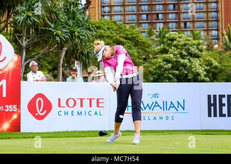 13 avril 2018 - Brooke Henderson frappe son coup de départ au 11e trou lors de la troisième ronde de la Lotte Championship présenté par Hershey à Ko Olina Golf Club à Kapolei, HI Banque D'Images