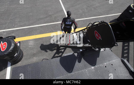 Bristol, Tennessee, USA. 13 avr, 2018. 13 avril 2018 - Bristol, Tennessee, USA : Trevor Bayne (6) se prépare à la pratique pour la ville des aliments 500 à Bristol Motor Speedway à Bristol, Tennessee. Crédit : Stephen A. Arce/ASP/ZUMA/Alamy Fil Live News Banque D'Images