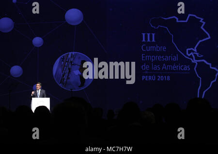 Lima, Pérou. 13 avr, 2018. Président de la Banque interaméricaine de développement, Luis Alberto Moreno, parle à la troisième Sommet des Amériques tenu à Lima, Pérou, le 13 avril 2018. Le Sommet des affaires des Amériques a été ouverte le jeudi, avant le huitième Sommet des Amériques, prévue pour vendredi et samedi. Credit : Xu Rui/Xinhua/Alamy Live News Banque D'Images