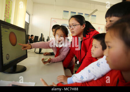 Danzhai, province du Guizhou en Chine. 13 avr, 2018. Les élèves apprennent l'impression 3D à Chengguan n° 1 l'école primaire de Danzhai County, au sud-ouest de la province du Guizhou, en Chine, le 13 avril 2018. Les classes sont d'intérêt destiné à enrichir la vie scolaire des élèves ici. Credit : Huang Xiaohai/Xinhua/Alamy Live News Banque D'Images