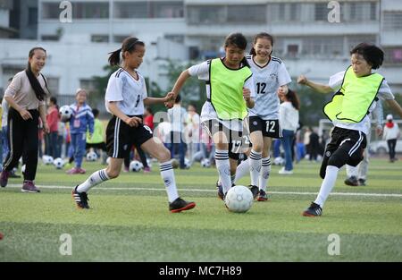 Danzhai, province du Guizhou en Chine. 13 avr, 2018. Les élèves jouent au football à Chengguan n° 1 l'école primaire de Danzhai County, au sud-ouest de la province du Guizhou, en Chine, le 13 avril 2018. Les classes sont d'intérêt destiné à enrichir la vie scolaire des élèves ici. Credit : Huang Xiaohai/Xinhua/Alamy Live News Banque D'Images