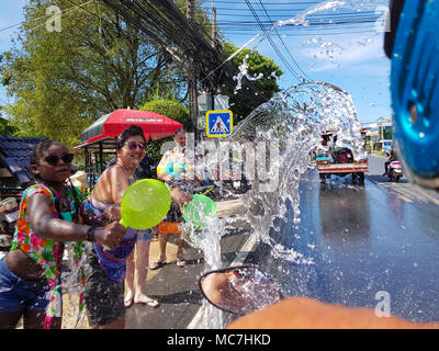 Phuket, Thaïlande - 13 Avril 2018 : foule de gens verser de l'eau sur moto conducteur célébrer le Nouvel An traditionnel thaïlandais - Songkran Festival. Crédit : Anna Moskvina/Alamy Live News Banque D'Images