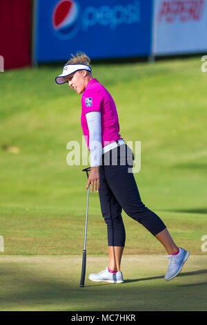 13 avril 2018 - Brooke Henderson réagit après avoir raté son fer putt au 18e trou lors de la troisième ronde de la Lotte Championship présenté par Hershey à Ko Olina Golf Club à Kapolei, HI Banque D'Images