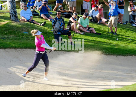 13 avril 2018 - Brooke Henderson plaquettes hors du bunker au 18e trou lors de la troisième ronde de la Lotte Championship présenté par Hershey à Ko Olina Golf Club à Kapolei, HI Banque D'Images