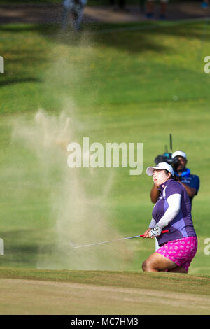 13 avril 2018 - Shanshan Feng hits sur le côté vert Bunker au 18e trou lors de la troisième ronde de la Lotte Championship présenté par Hershey à Ko Olina Golf Club à Kapolei, HI Banque D'Images