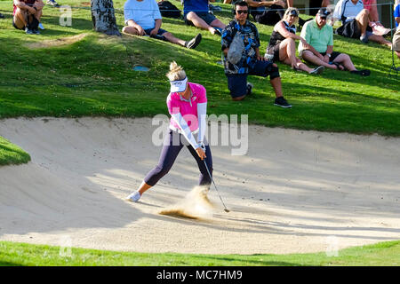 13 avril 2018 - Brooke Henderson plaquettes hors du bunker au 18e trou lors de la troisième ronde de la Lotte Championship présenté par Hershey à Ko Olina Golf Club à Kapolei, HI Banque D'Images