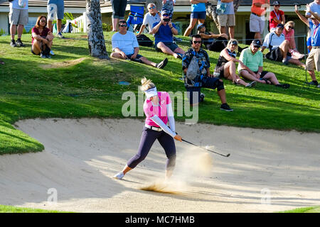 13 avril 2018 - Brooke Henderson plaquettes hors du bunker au 18e trou lors de la troisième ronde de la Lotte Championship présenté par Hershey à Ko Olina Golf Club à Kapolei, HI Banque D'Images