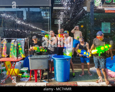 Phuket, Thaïlande - 13 Avril 2018 : foule de gens participent à la bataille de l'eau se bat avec des fusils et des louches de célébrer le Nouvel An traditionnel thaïlandais - Songkran Festival. Crédit : Anna Moskvina/Alamy Live News Banque D'Images