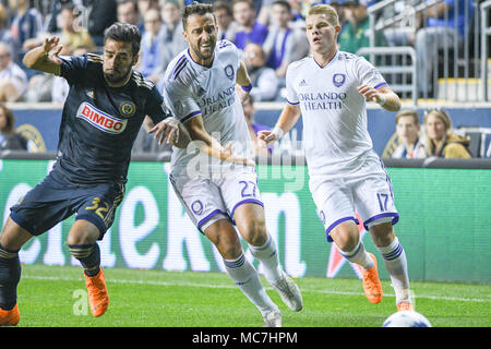 Chester, Pennsylvanie, USA. 13 avr, 2018. L'Union de Philadelphie est réel, Matthieu (32) en action contre la ville d'Orlando (RJ 27), Allen et CHRIS MUELLER, (17), au stade de l'énergie Talen Chester Ohio Crédit : Ricky Fitchett/ZUMA/Alamy Fil Live News Banque D'Images