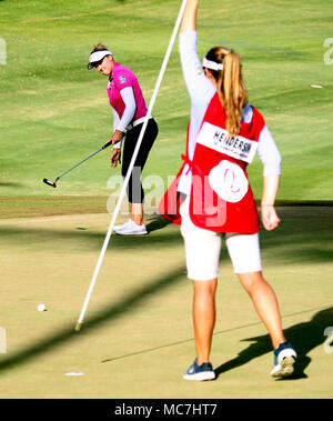 13 avril 2018 - M. Brooke Henderson putts sur le 18e trou lors de la troisième ronde de la lotte à la LPGA Championship Ko Olina Golf Club à Kapolei, HI - Michael Sullivan/CSM Banque D'Images