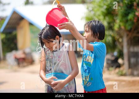 Bueng Kan, Thaïlande, 14 avril 2018. Les enfants et les villageois célèbrent le nouvel an Thaï au début de l'interdiction du festival Songkran, Nonsawang, Bueng Kan, la Thaïlande. Banque D'Images