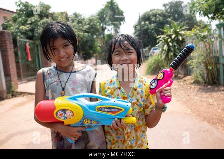 Bueng Kan, Thaïlande, 14 avril 2018. Les enfants et les villageois célèbrent le nouvel an Thaï au début de l'interdiction du festival Songkran, Nonsawang, Bueng Kan, la Thaïlande. Banque D'Images