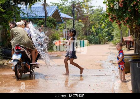 Bueng Kan, Thaïlande, 14 avril 2018. Les enfants et les villageois célèbrent le nouvel an Thaï au début de l'interdiction du festival Songkran, Nonsawang, Bueng Kan, la Thaïlande. Banque D'Images