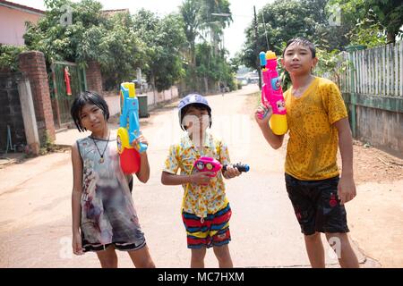 Bueng Kan, Thaïlande, 14 avril 2018. Les enfants et les villageois célèbrent le nouvel an Thaï au début de l'interdiction du festival Songkran, Nonsawang, Bueng Kan, la Thaïlande. Banque D'Images