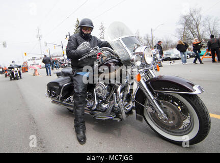 Port Dover, Canada. 13 avr, 2018. Un homme prend part au rallye moto du vendredi 13 à Port Dover, Ontario, Canada, le 13 avril 2018. L'événement traditionnel a lieu chaque vendredi 13 dans la petite ville du sud-ouest de l'Ontario depuis 1981. Credit : Zou Zheng/Xinhua/Alamy Live News Banque D'Images