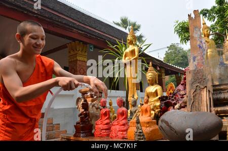 Luang Prabang, Laos. 14 avr, 2018. Les moines bouddhistes, nettoyer et laver les statues de Bouddha au cours de l'eau de Songkran Festival anniversaire à l'Sensoukaram Temple de Luang Prabang, Laos, le 14 avril 2018. Credit : Liu Ailun/Xinhua/Alamy Live News Banque D'Images