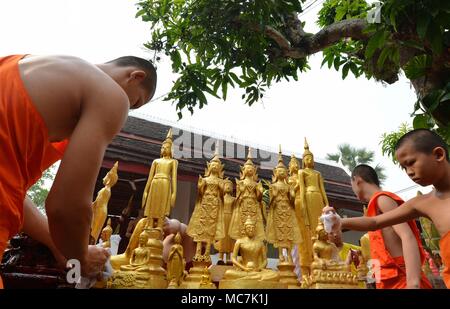 Luang Prabang, Laos. 14 avr, 2018. Les moines bouddhistes, nettoyer et laver les statues de Bouddha au cours de l'eau de Songkran Festival anniversaire à l'Sensoukaram Temple de Luang Prabang, Laos, le 14 avril 2018. Credit : Liu Ailun/Xinhua/Alamy Live News Banque D'Images