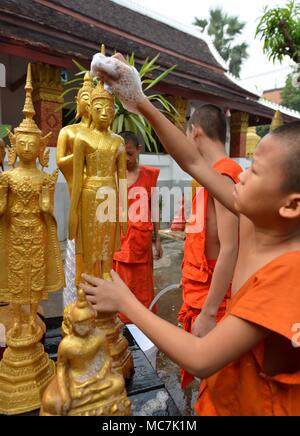 Luang Prabang, Laos. 14 avr, 2018. Les moines bouddhistes, nettoyer et laver les statues de Bouddha au cours de l'eau de Songkran Festival anniversaire à l'Sensoukaram Temple de Luang Prabang, Laos, le 14 avril 2018. Credit : Liu Ailun/Xinhua/Alamy Live News Banque D'Images