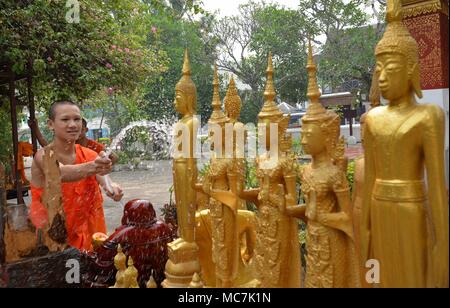 Luang Prabang, Laos. 14 avr, 2018. Les moines bouddhistes, nettoyer et laver les statues de Bouddha au cours de l'eau de Songkran Festival anniversaire à l'Sensoukaram Temple de Luang Prabang, Laos, le 14 avril 2018. Credit : Liu Ailun/Xinhua/Alamy Live News Banque D'Images