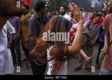 Dhaka, Bangladesh. 13 avr, 2018. Une fille danse comme elle participer à un défilé pour célébrer le premier jour de la nouvelle année Bengali appelé Pohela Boishakh à Dhaka. Credit : Md. Mehedi Hasan/ZUMA/Alamy Fil Live News Banque D'Images