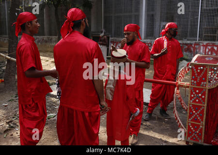 Dhaka, Bangladesh. 13 avr, 2018. Les personnes à se préparer à un rassemblement pour célébrer le premier jour de la nouvelle année Bengali appelé Pohela Boishakh à Dhaka. Credit : Md. Mehedi Hasan/ZUMA/Alamy Fil Live News Banque D'Images