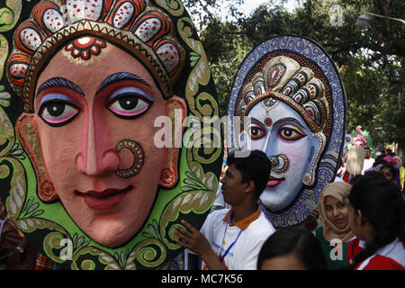 Dhaka, Bangladesh. 13 avr, 2018. Les gens du Bangladesh masque caries puisqu'ils participent à un défilé pour célébrer le premier jour de la nouvelle année Bengali appelé Pohela Boishakh à Dhaka. Credit : Md. Mehedi Hasan/ZUMA/Alamy Fil Live News Banque D'Images