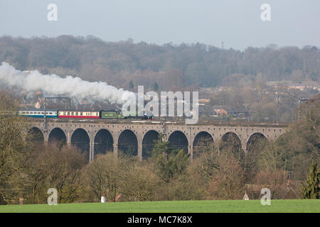 Digswell, Royaume-Uni. 14 avril 2018. Du Pacifique au poivre 'Tornado' pouvoirs sur viaduc Digswell avec l'Ebor Flyer, la première machine à vapeur de bateaux autorisés à se rendre à 90 mph. Crédit : Andrew Plummer/Alamy Live News Banque D'Images