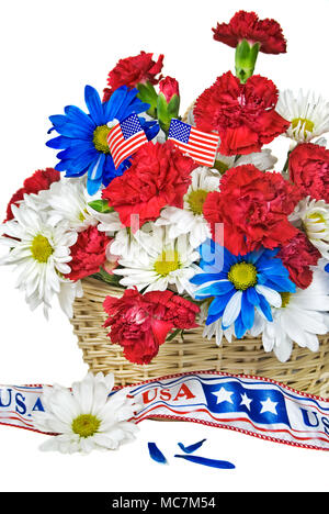 Rouge, blanc et bleu pour sportifs et daisy bouquet dans panier en osier.avec ruban patriotique Banque D'Images