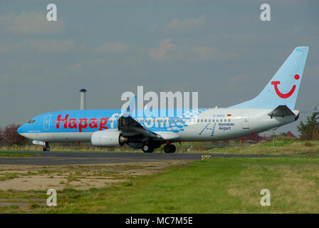 Hapagfly TUIfly Boeing 737 D-AHFC à l'aéroport de Hanovre à l'aéroport Southend de Londres, Essex, Royaume-Uni. Entrée sur la piste. Garniture d'air pour le décollage Banque D'Images